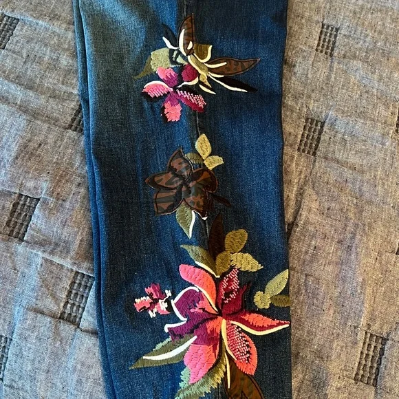 Chico's Dark Blue Floral Embroidered Pull On Jeans - Picture 2 of 6